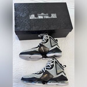 Nike Lebron XIX White Metallic Gold Black Men’s Sizes 10.5 / CZ0203-100.